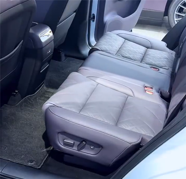 比理想更移动的家！零跑C16五座版一个功能被车评人集体吹爆