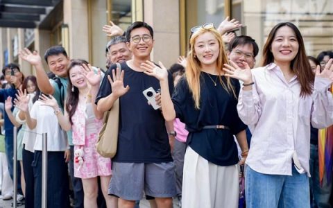 华为Pura 80系列开售热度空前！华为何刚空降门店直播 揭秘移动影像王者归来背后的实力