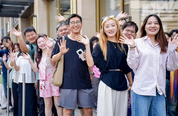 华为Pura 80系列开售热度空前！华为何刚空降门店直播 揭秘移动影像王者归来背后的实力