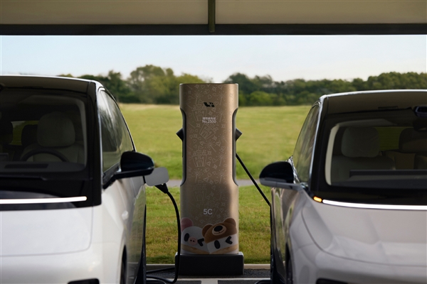 理想5C超充站建成2500座 李想久违发声：已经超过了特斯拉！