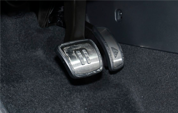 日本新规：自动挡新车必须配备油门防误踩安全装置