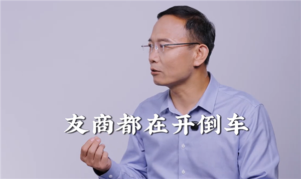 荣耀高管直言友商折叠屏影像开倒车 别人在退步 我们在进步