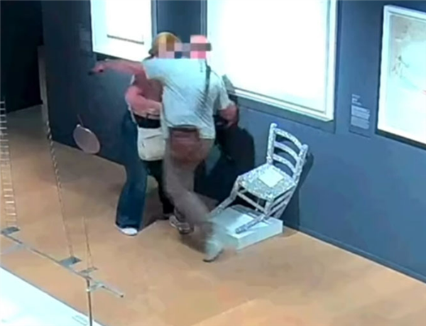 人能捅多大娄子！游客为拍照坐塌无价之宝“梵高椅”