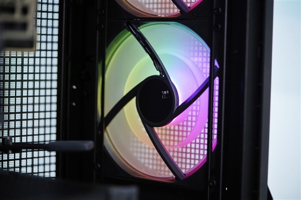 性能与颜值兼具！微星全家桶装机PC图赏