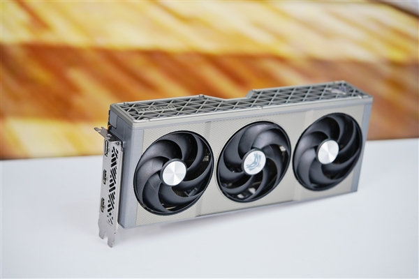 独特格栅设计！蓝宝石氮动RX 9060 XT OC 16G D6显卡图赏