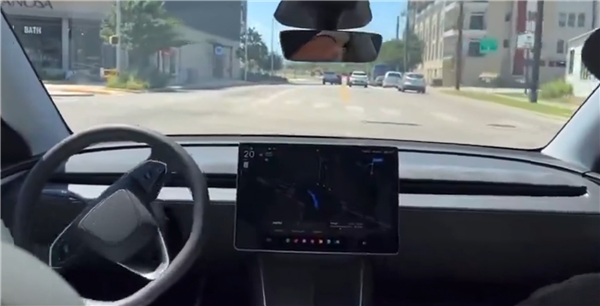 特斯拉Robotaxi上线第一天问题多：严重画龙、直接停在十字路口