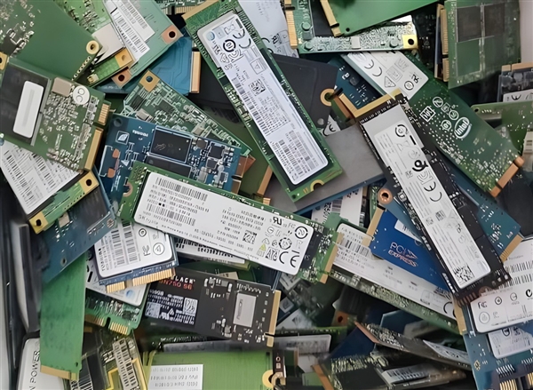 只看3000MB/s买到的固态不如机械硬盘