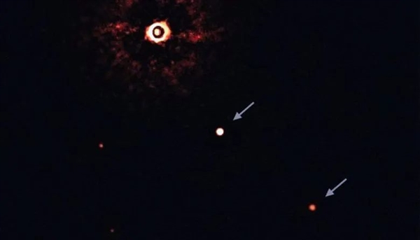 史上第一次！詹姆斯韦布望远镜直接拍到了两颗系外行星