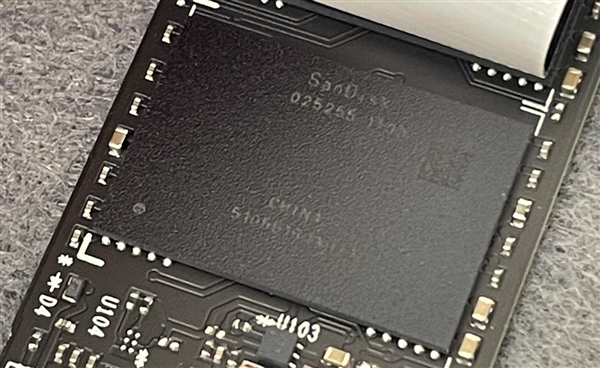 【众测】最强桌面PCIe5 .0 SSD！WD_BLACK SN8100 2TB评测：感受近15GB/s的恐怖速度