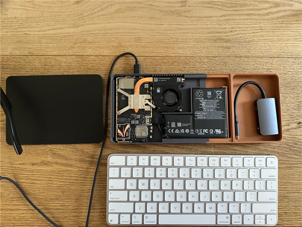 Steam Deck塞进苹果妙控键盘：秒变便携游戏PC