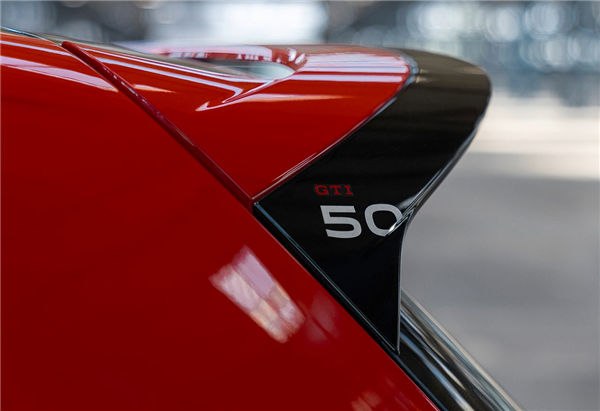 最强大众量产车7分46战纽北!高尔夫GTI 50周年特别版官图插图1 最强大众量产车7分46战纽北!高尔夫GTI 50周年特别版官图
