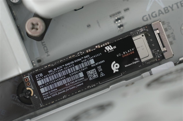 【众测】最强桌面PCIe5 .0 SSD！WD_BLACK SN8100 2TB评测：感受近15GB/s的恐怖速度