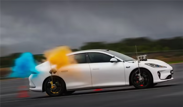 关键时刻能救命！智己汽车推出行业首个爆胎安全功能升级