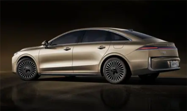 劳斯莱斯设计师亲手打造！荣威M7 DMH浅茶金配色官图发布