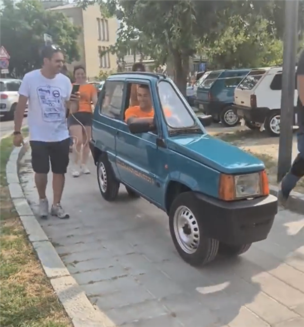 妥妥“纸片车”！意大利人打造世界最窄汽车：方向盘没碗大
