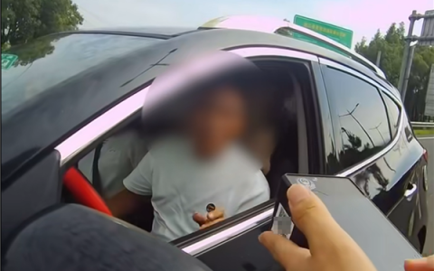 高速奇葩情侣：女子有驾照但没胆开 男子有胆子开但没证