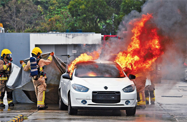 比电车着火更可怕的 是电车在海上着火
