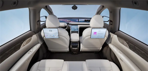 32.99万元！智己LS7焕新版实车正式发布：全系标配灵蜥数字底盘