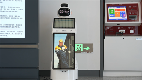 智能机器人亮相高铁站：简直全能