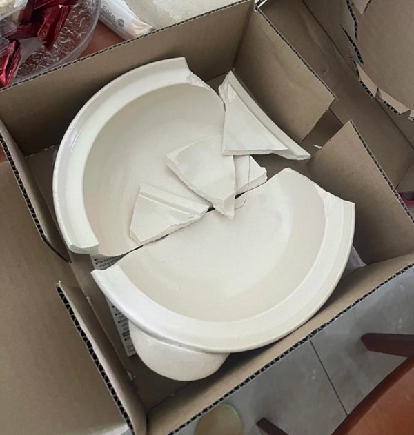 网购无印良品陶瓷碗收到一堆碎片 客服：不退不换只赔4元