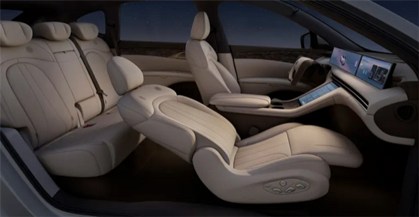 32.99万元！智己LS7焕新版实车正式发布：全系标配灵蜥数字底盘