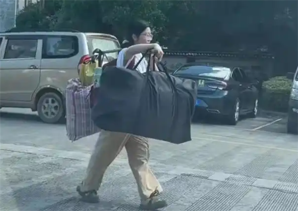 “288分女生”VS“扁担女孩”：一个走红带货 一个不想被打扰