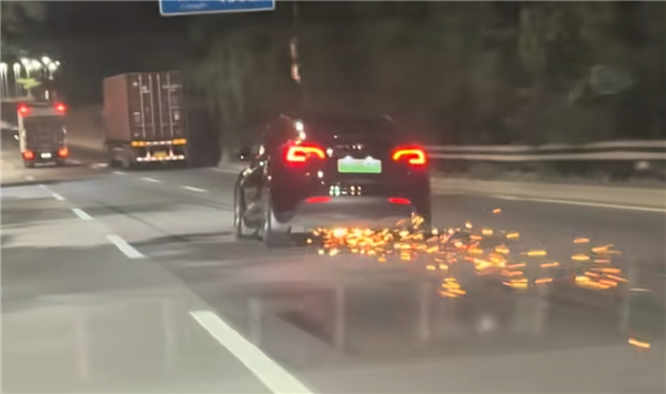 深圳一特斯拉爆胎后仍旧疾驰火花四溅：后车多次提醒无效