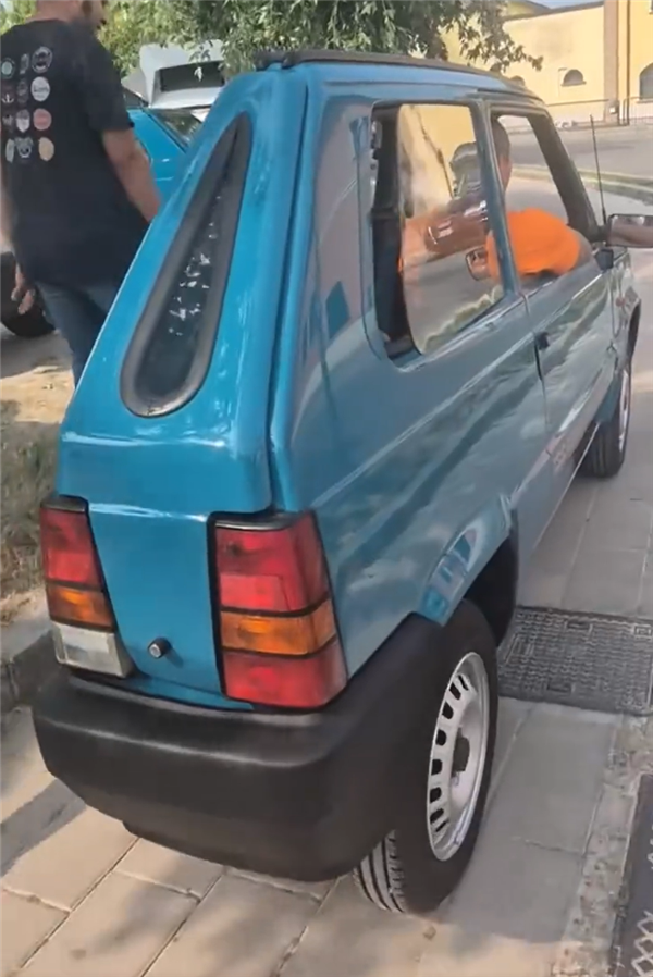 妥妥“纸片车”！意大利人打造世界最窄汽车：方向盘没碗大