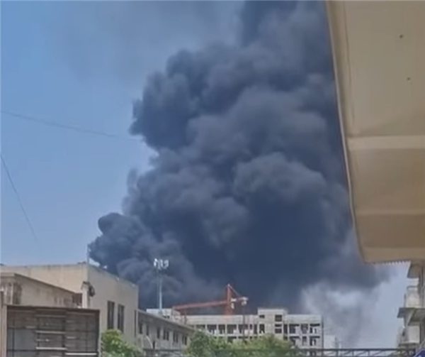 印度波音787-8客机坠毁 最清晰近照曝光：直接摔到高楼上