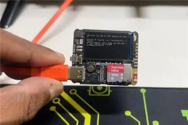 全球最小Linux计算机问世：比护照还小 带屏带麦功能全