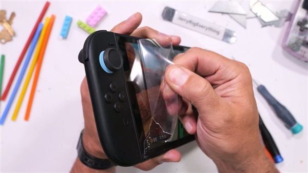 很硬很坚固！Switch 2屏幕惨遭锤子砸了50次：竟然还能正常玩