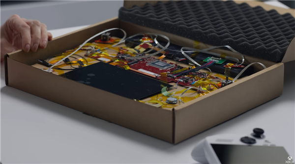 微软不藏私！ROG Xbox Ally掌机开发趣闻：最初原型机就塞纸盒