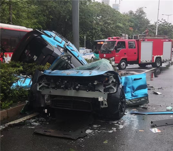 速度得多快！极氪001 FR出事故断成两截：驾驶员性命无碍