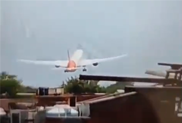 印度波音787-8客机坠毁 最清晰近照曝光：直接摔到高楼上