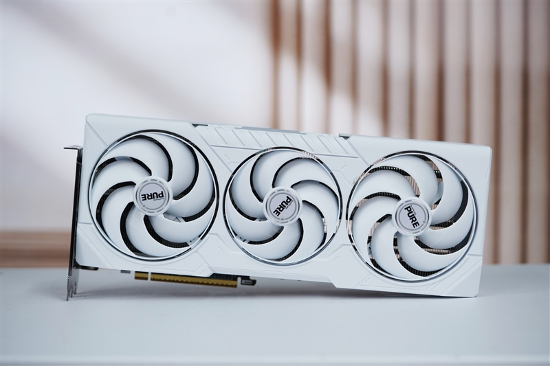 锐龙7 9700X搭配RX 9070 XT游戏测试：能赢8400MHz高频内存的Ultra 9 285K