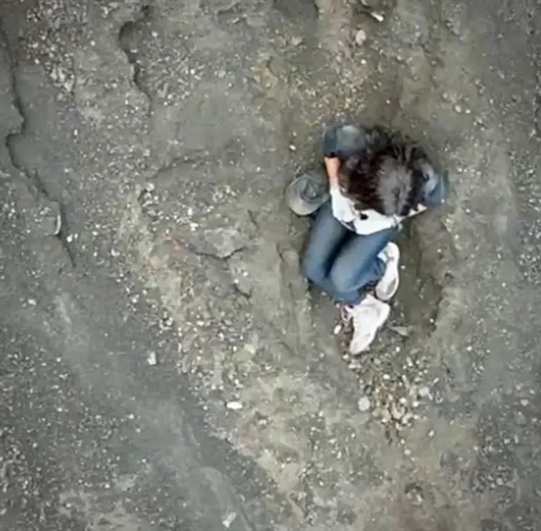 26岁巴西女舞者在印尼登火山时跌落：被困三天救援未果殒命