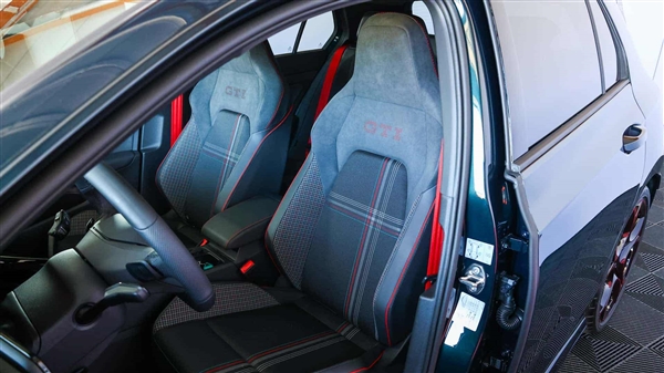 最强大众量产车7分46战纽北!高尔夫GTI 50周年特别版官图插图7 最强大众量产车7分46战纽北!高尔夫GTI 50周年特别版官图