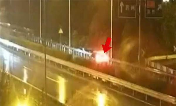 男子喝3斤白酒开智驾上高速睡着辩称没开车：吊销驾照、追究刑责