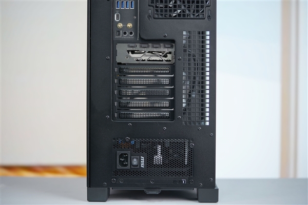 性能与颜值兼具！微星全家桶装机PC图赏