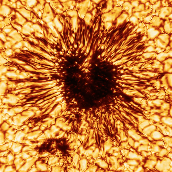 史上最清晰太阳黑子照片公布！能放进去三个美国