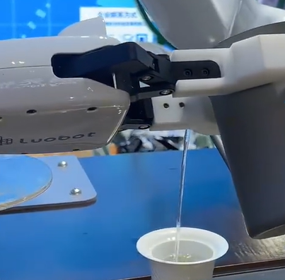 手速惊人！10分钟泡三道茶 南博会出现泡茶机器人