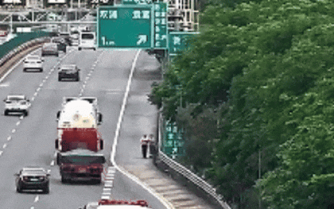 手机遗落高速服务区 两人竟在应急车道逆向往回走