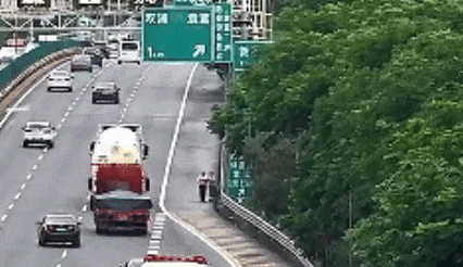手机遗落高速服务区 两人竟在应急车道逆向往回走