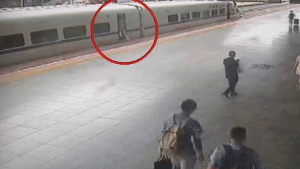 又一起 男子阻挡列车关门 站务员飞扑拽回后帮他改签