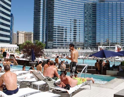 大楼发出“死亡射线”：把人的头发都烤焦了！