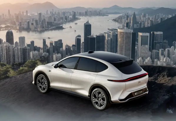 32.99万元！智己LS7焕新版实车正式发布：全系标配灵蜥数字底盘