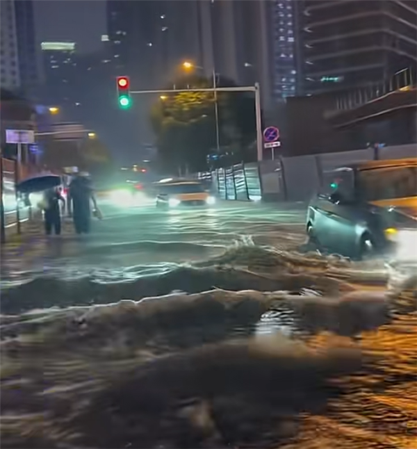长沙暴雨多地积水 街道上开车如开船