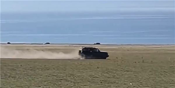 驾驶坦克300在赛里木湖景区草地漂移 当事人致歉：已被处罚