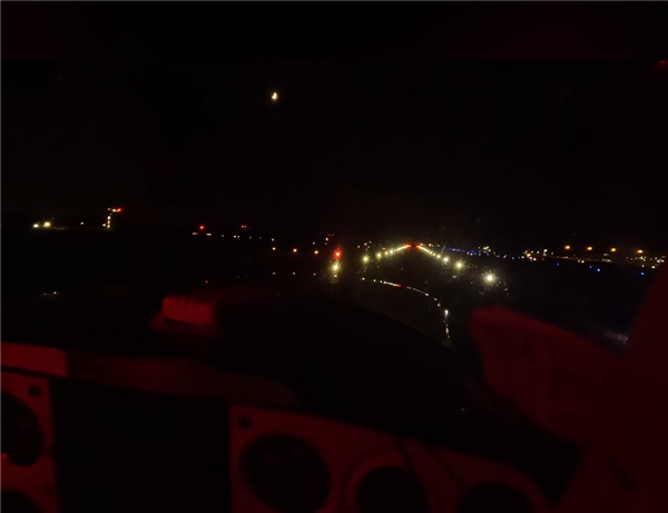 飞机夜间全机断电 机长发短信联系塔台成功迫降