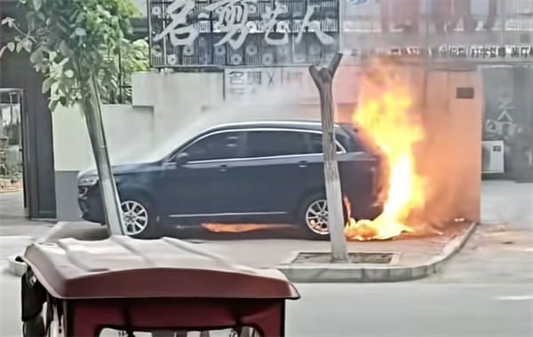 一新能源SUV停车状态自燃起火:底盘喷出熊熊火焰插图1 一新能源SUV停车状态自燃起火:底盘喷出熊熊火焰